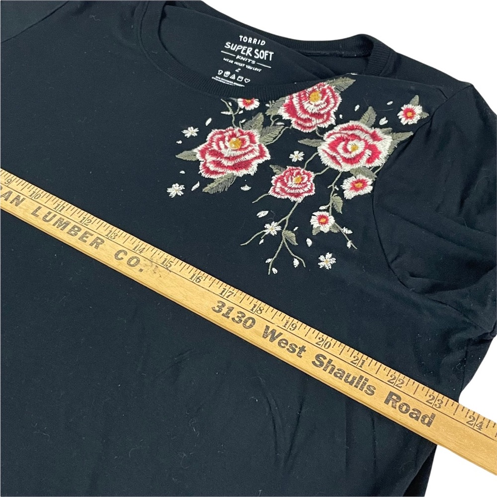 Torrid Super Soft Black Floral Embroidered Tee Shirt Size 2 E277 - Picture 8 of 11